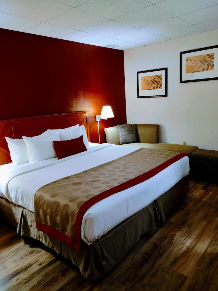 Ramada by Wyndham Albert Lea photo 41