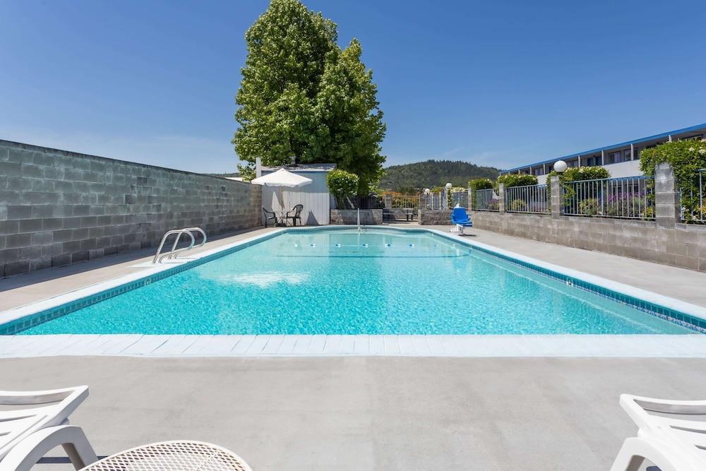 Travelodge by Wyndham Grants Pass photo 8
