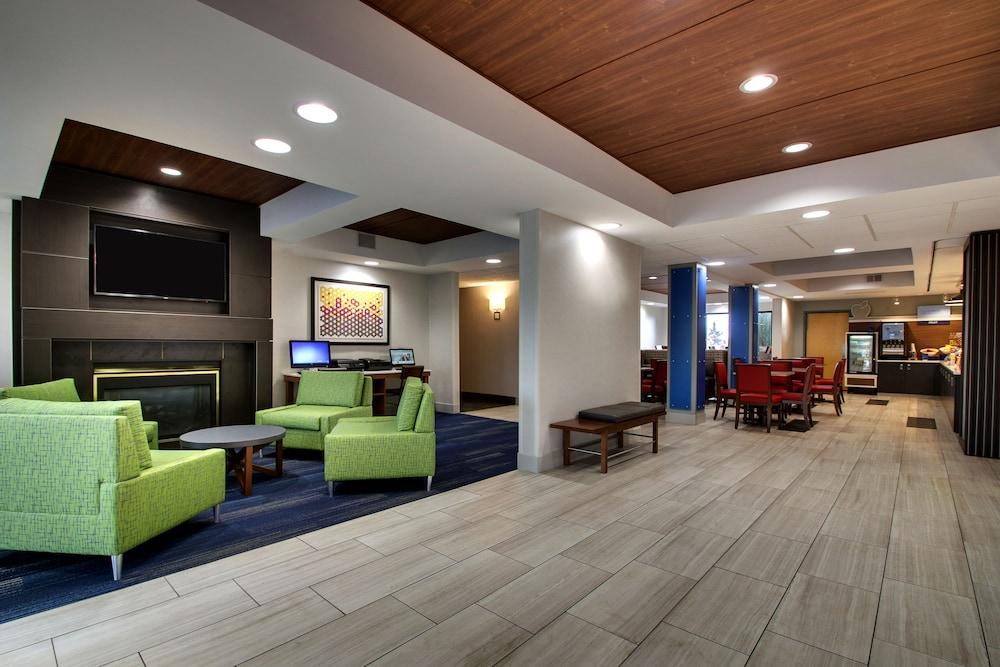 Holiday Inn Express & Suites - Interstate 380 at 33rd Avenue by IHG photo 3