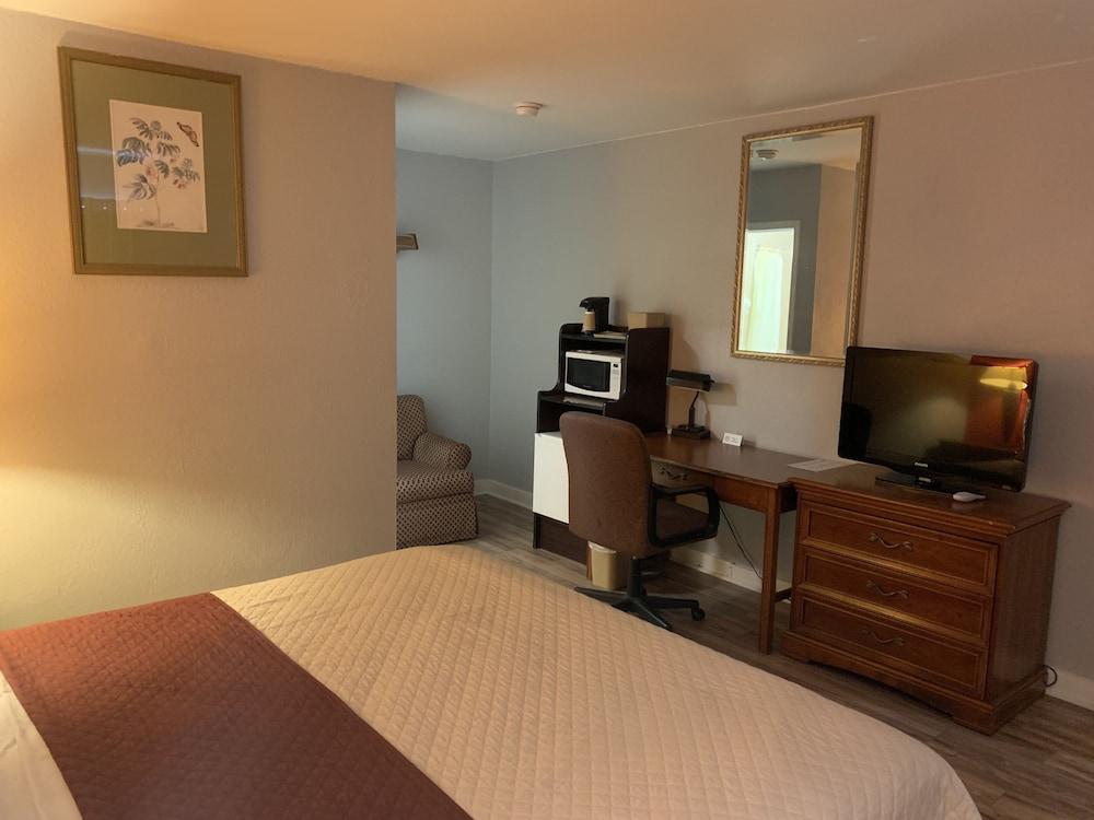 Scottish Inn and Suites photo 18