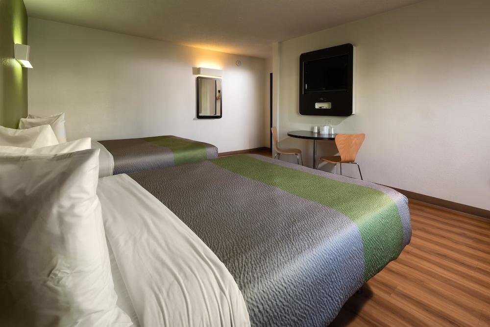 Motel 6 Canoga Park, CA photo 7