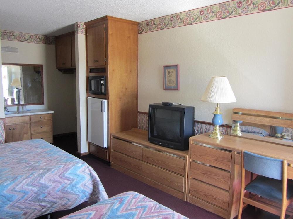 Warrick Plaza Inn photo 10