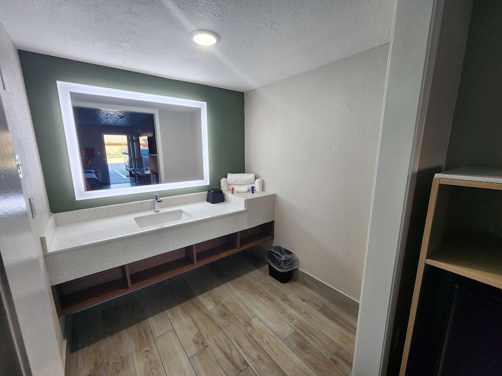 Americas Best Value Inn Longview photo 9