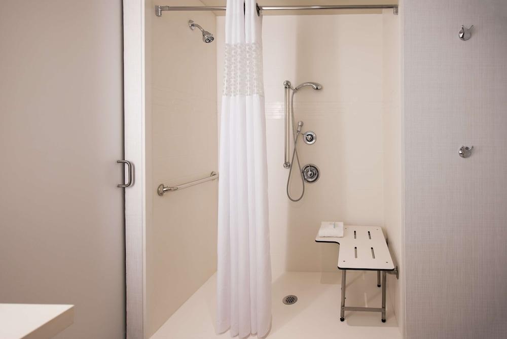 Hampton Inn & Suites Washington DC-Navy Yard photo 26