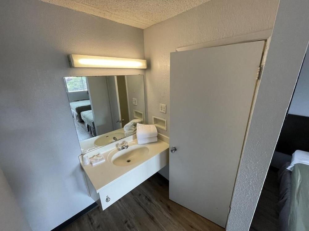 Rodeway Inn Albuquerque West photo 39