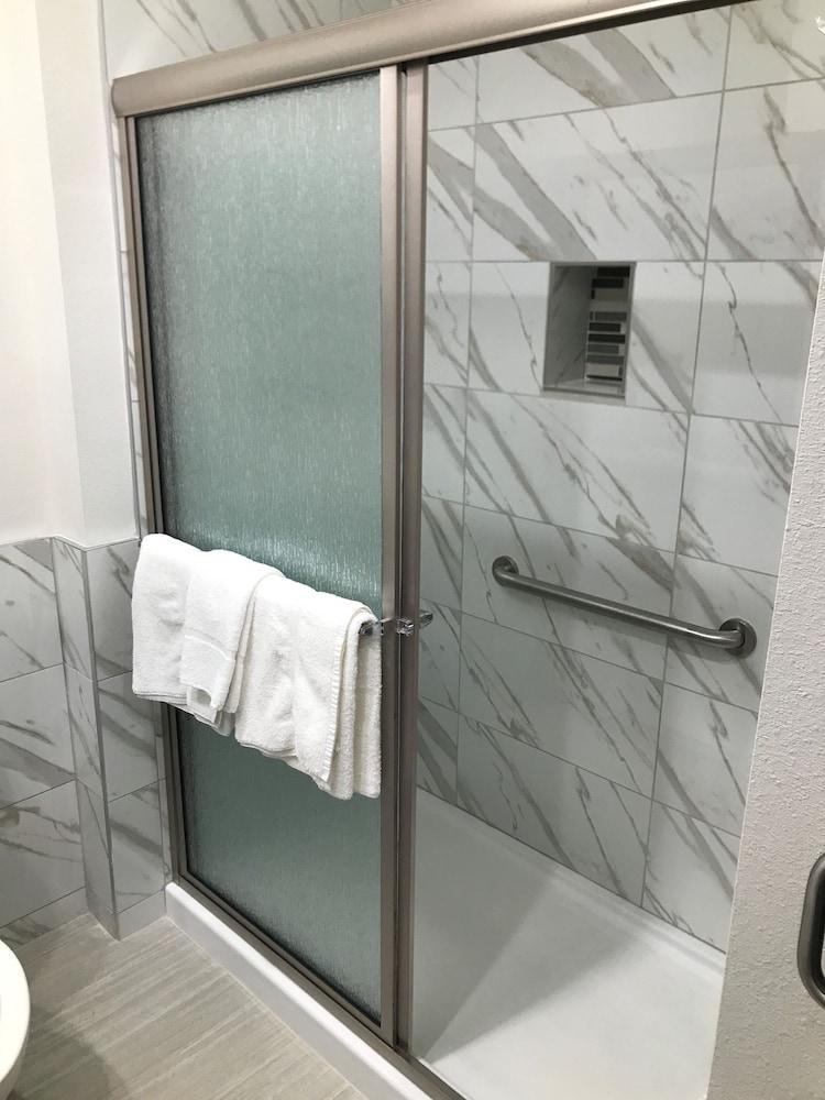 Grand Villa Inn & Suites - Humble photo 12