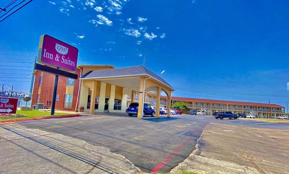 Great Western Inn & Suites - Saginaw photo 1