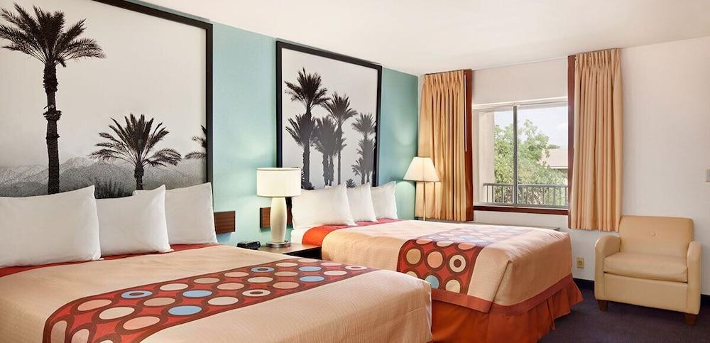 Super 8 by Wyndham Indio photo 6
