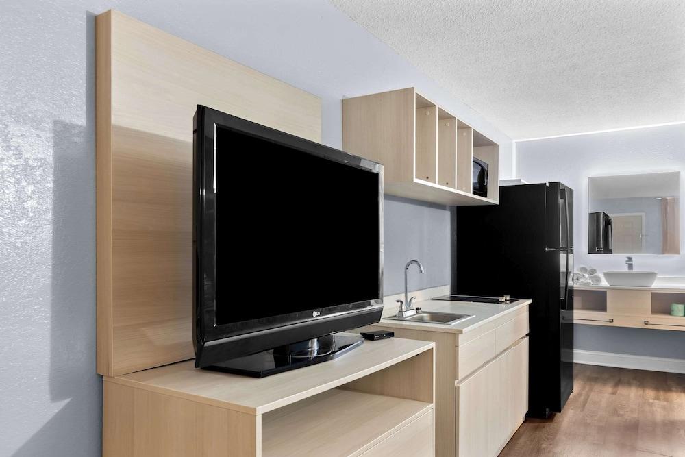 Suburban Studios Brunswick I-95 photo 19