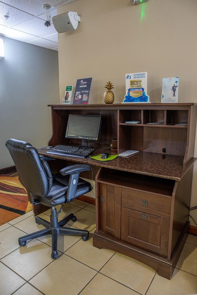 Red Roof Inn & Suites Hinesville photo 63