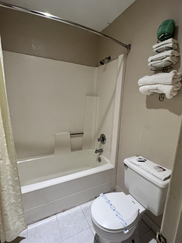 Americas Best Value Inn Edna photo 21