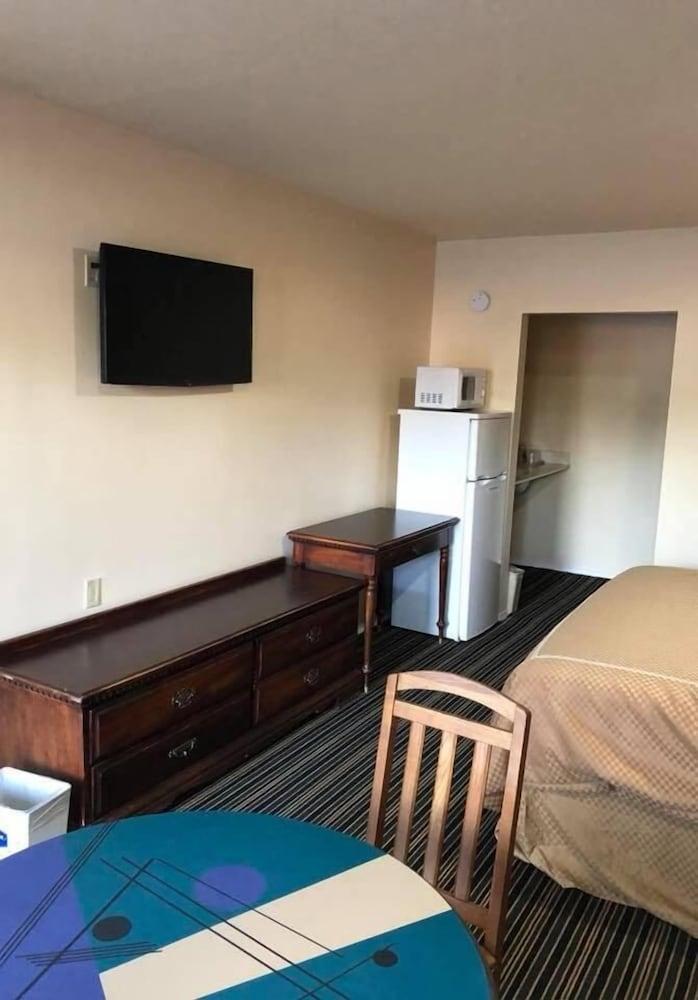 Scottish Inn & Suites photo 25