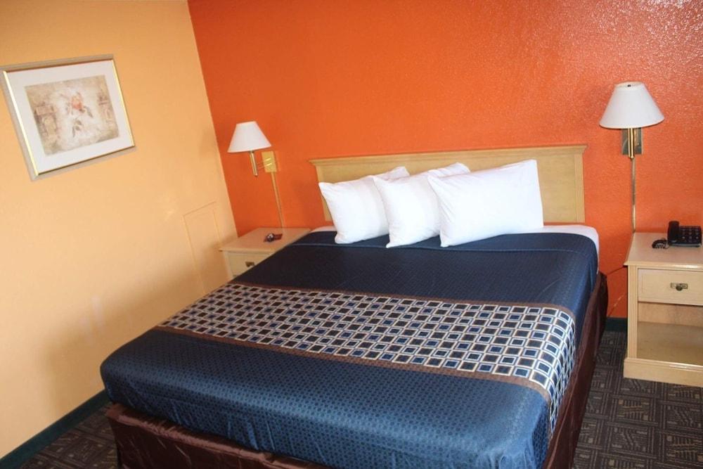 Hutchinson Inn photo 33