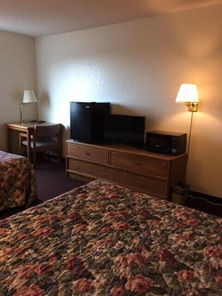 Clarion Hometown Inn photo 9