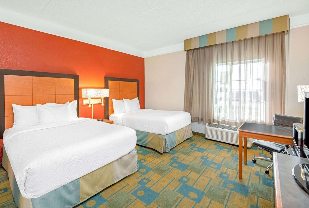 La Quinta Inn & Suites by Wyndham Sherman photo 3