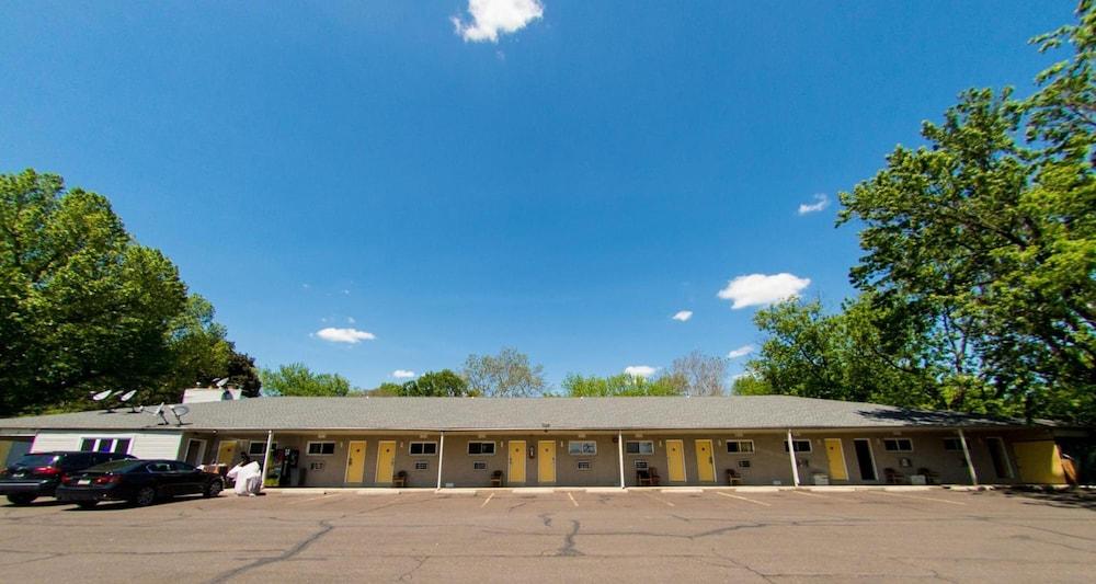 Scottish Inn and Suites photo 10