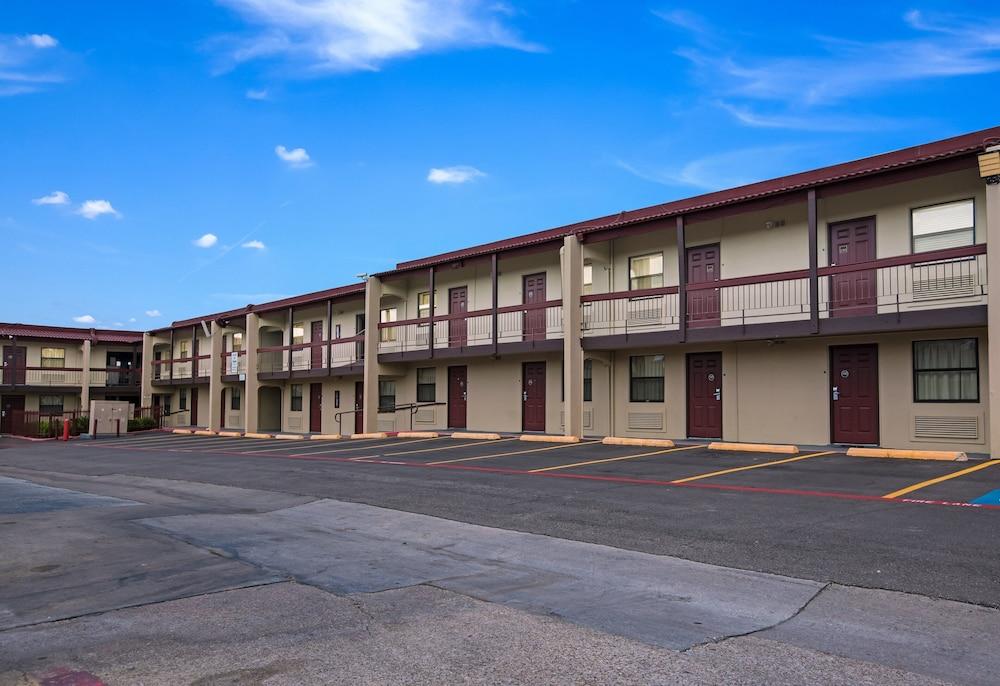 Red Roof Inn North Dallas - Park Central photo 23