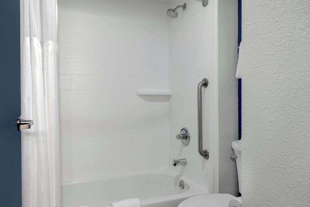 Spark by Hilton Evansville East, IN photo 24