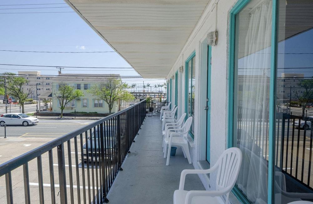 Surf Comber Motel photo 8