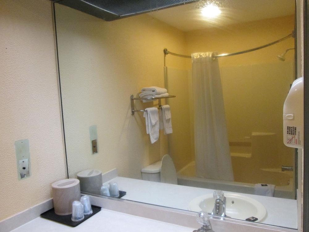 Delux Inn & Suites photo 14