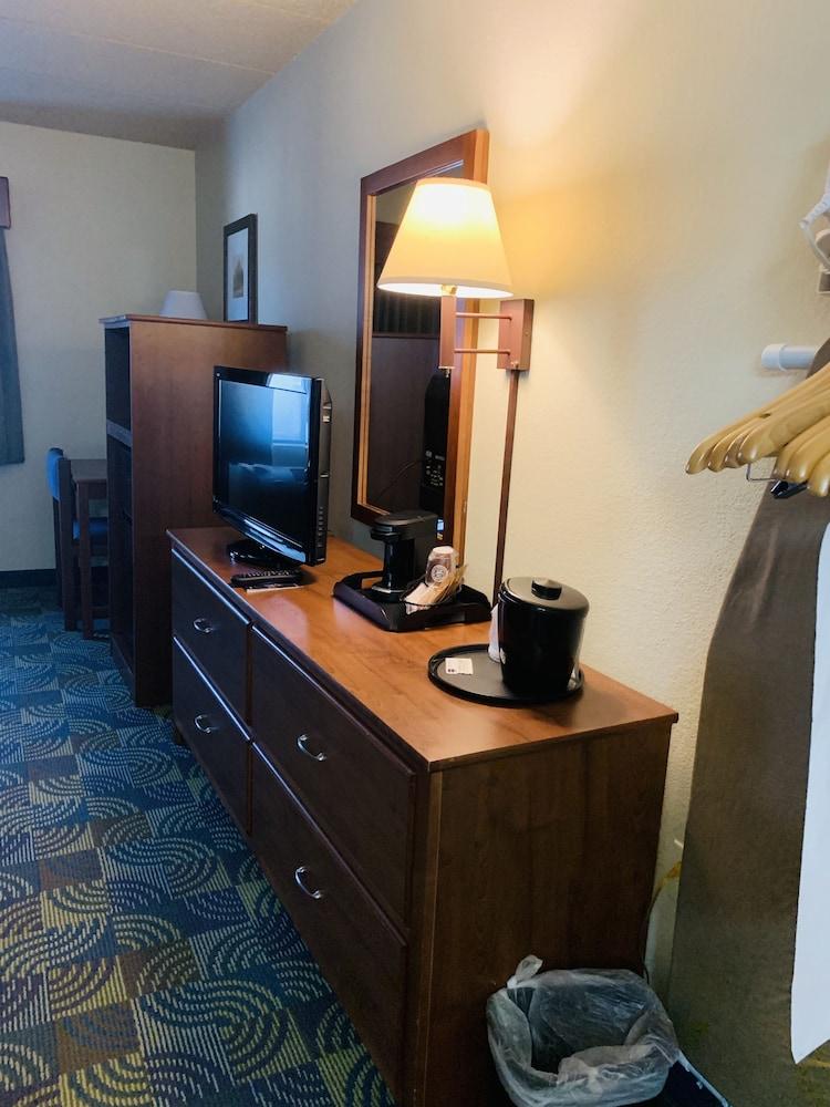 AmericInn by Wyndham Kewanee photo 75