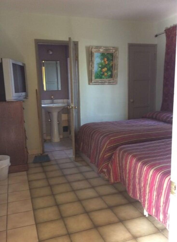 Pavilions Motel photo 10