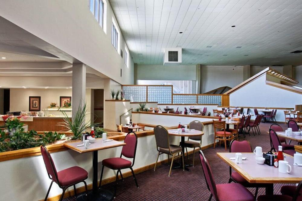 Salina Ambassador Hotel and Conference Center photo 26