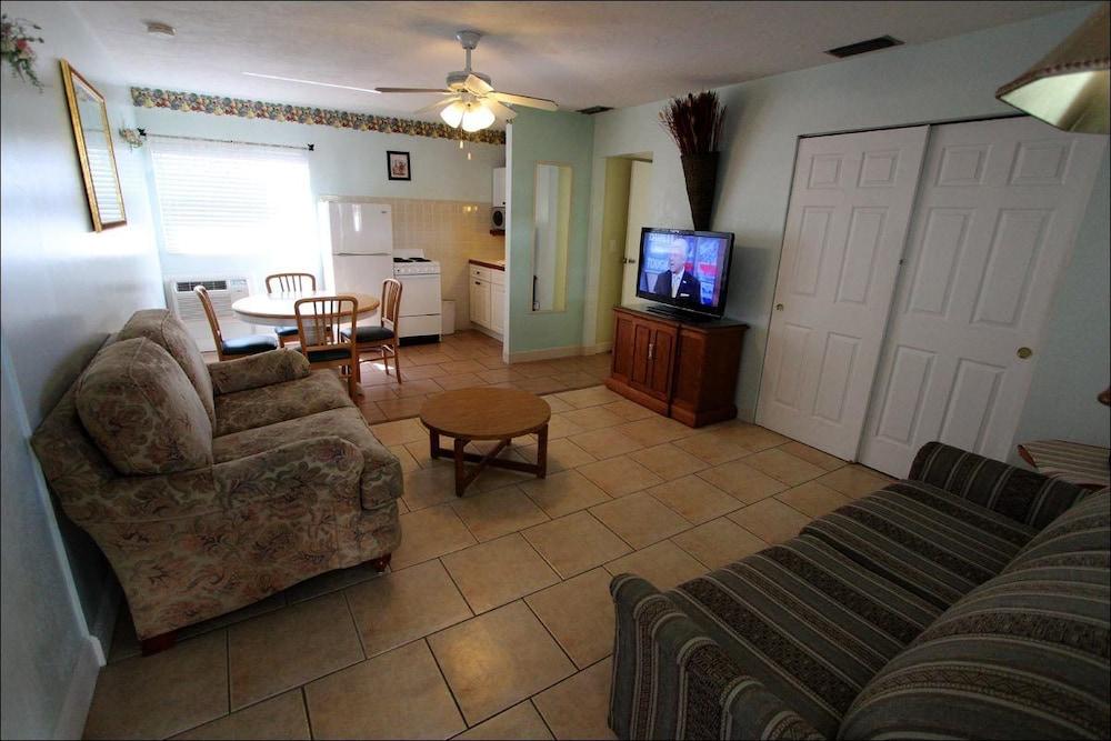 Silver Sands Motel photo 43