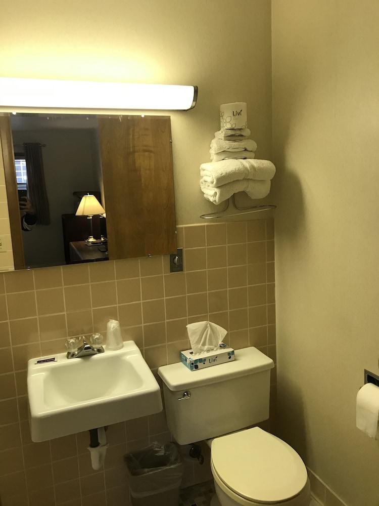 Colonial Inn Dyersville photo 29