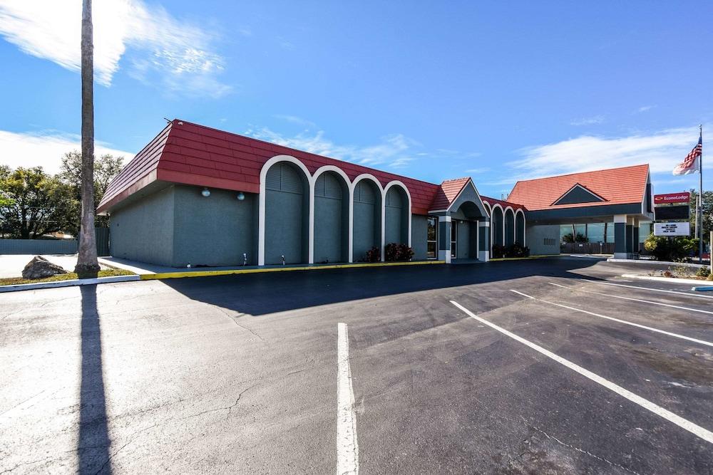 Econo Lodge Tampa near Busch Gardens photo 22