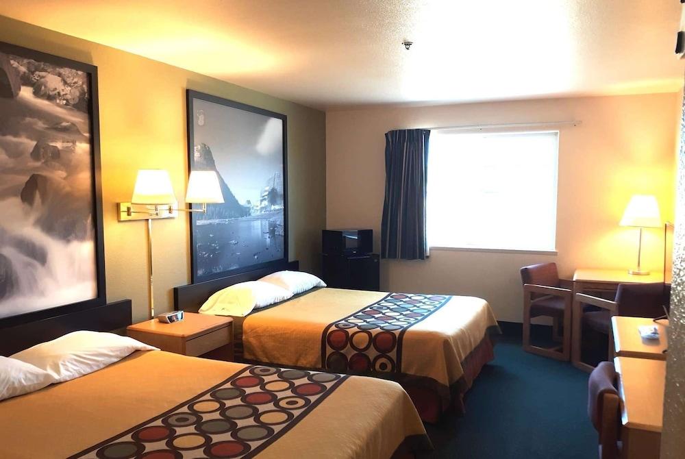 Super 8 by Wyndham Hamilton photo 5
