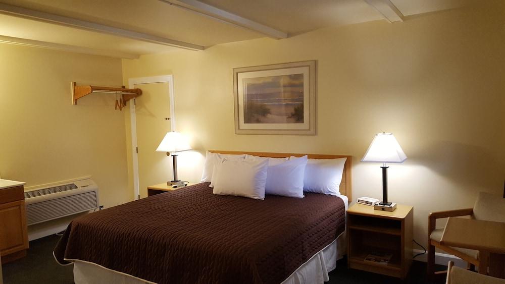 Captain's Quarters Motel photo 5