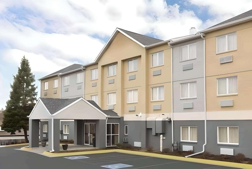Dubuque Inn & Suites photo 18