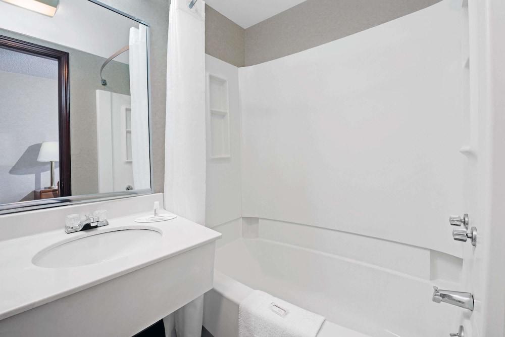Super 8 by Wyndham Kenmore/Buffalo/Niagara Falls Area photo 11