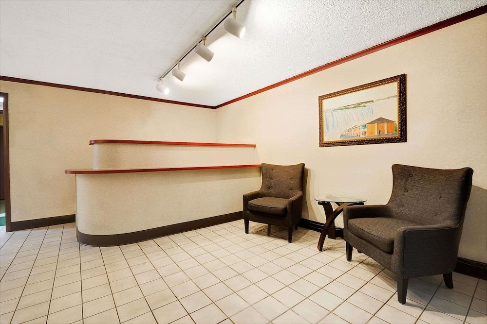 Super 8 by Wyndham Kenmore/Buffalo/Niagara Falls Area photo 5