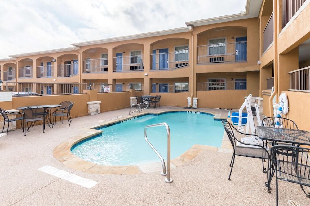 Motel 6 Alvarado, TX photo 19