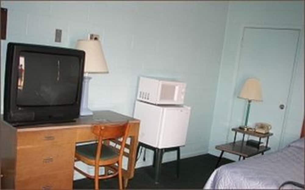 Holiday Host Motel photo 7