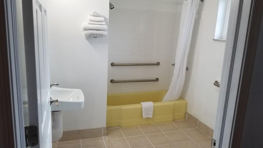 Budget Inn Breezewood photo 20