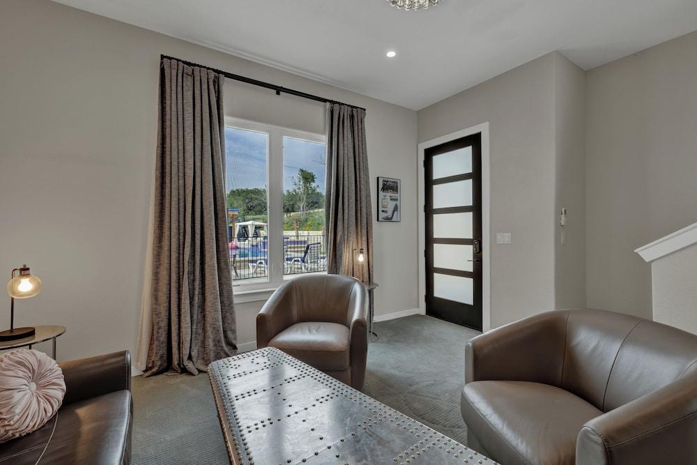 The Bentley Hotel - James Bond Suite - Pool View photo 15