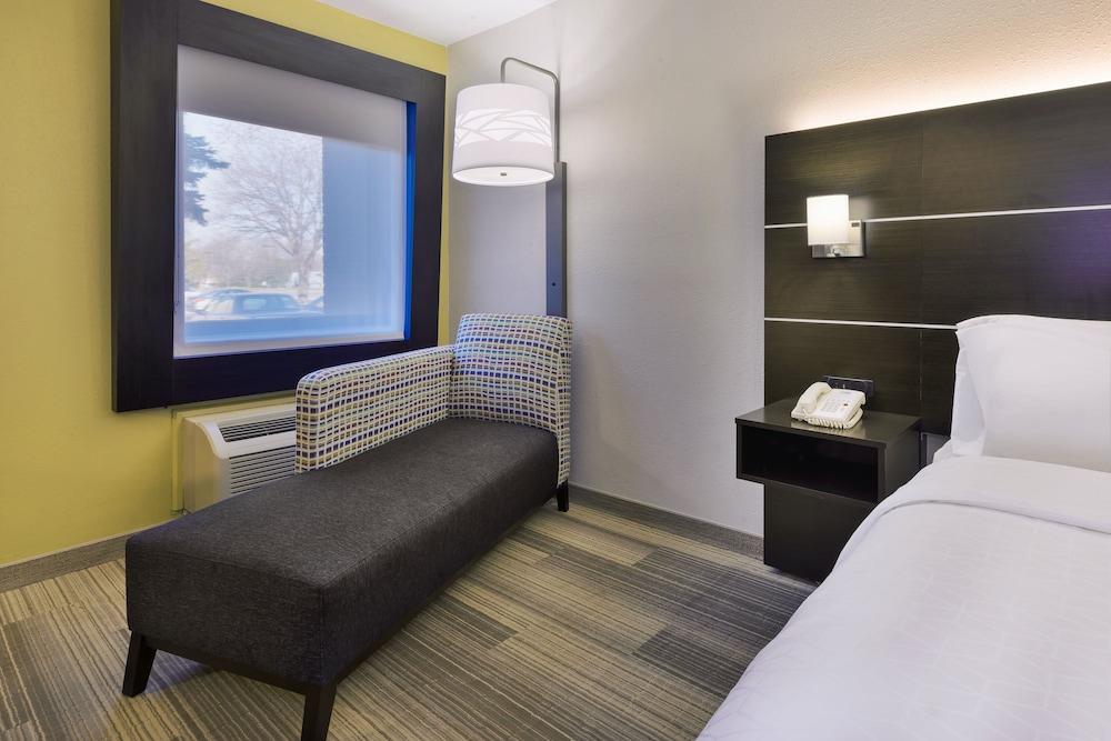 Holiday Inn Express Detroit-Warren by IHG photo 6