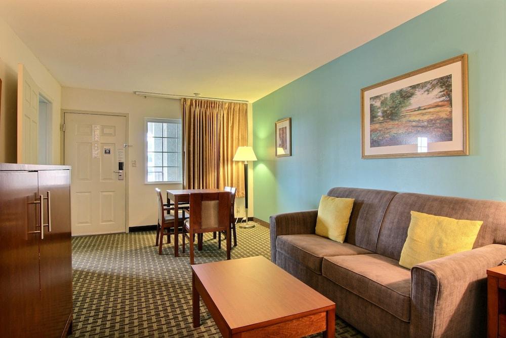 Days Inn by Wyndham Austintown photo 5