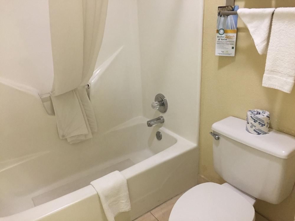 Econo Lodge Inn & Suites Eagle Pass photo 39