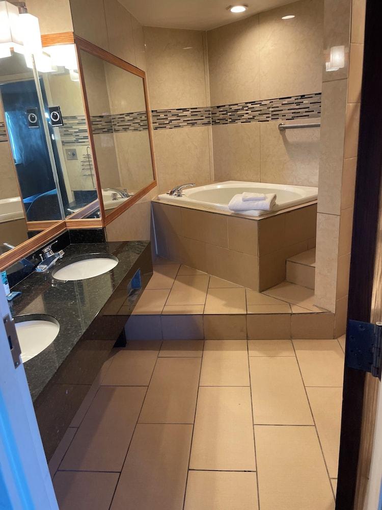 APM Inn and Suites photo 13