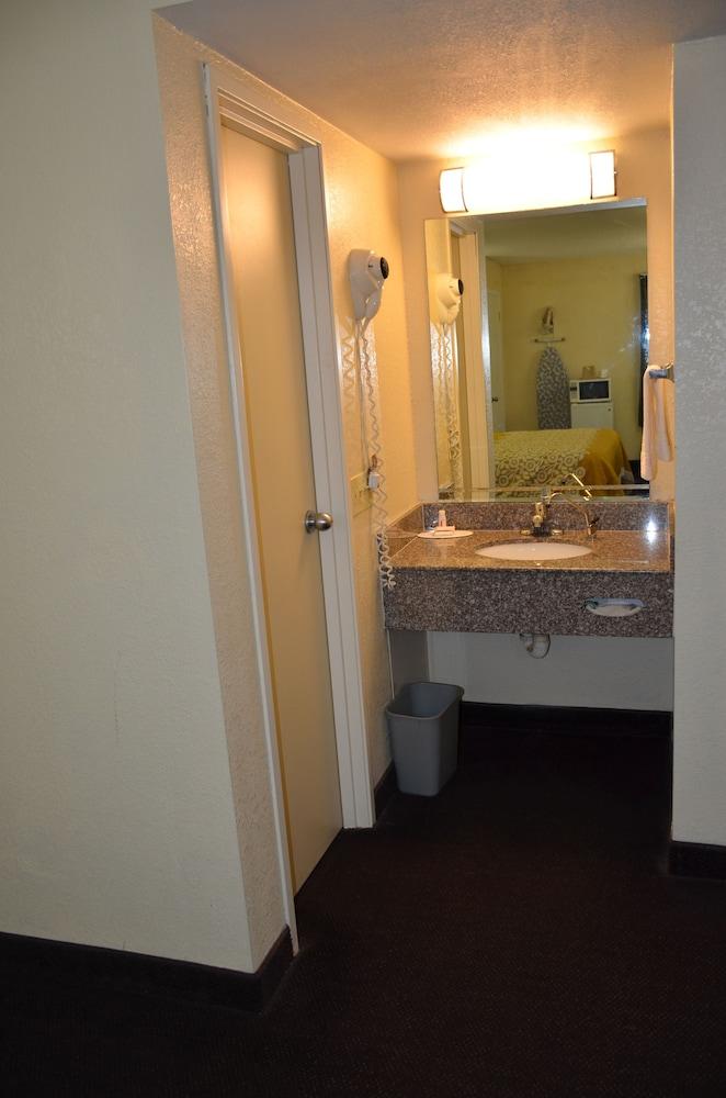 Days Inn by Wyndham Southern Hills/ORU photo 45