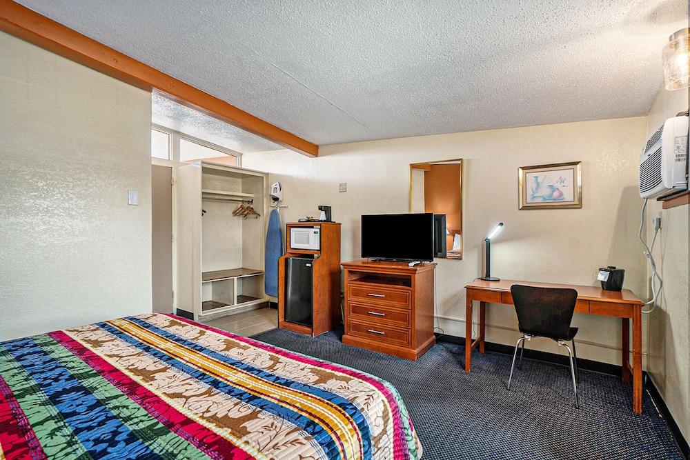 Great Lakes Inn and Suites photo 7