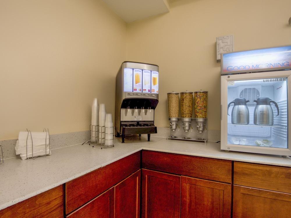Econo Lodge Forest City photo 31