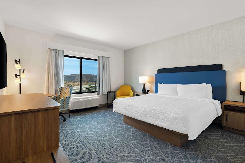 Hampton Inn & Suites Corona, Ca photo 11