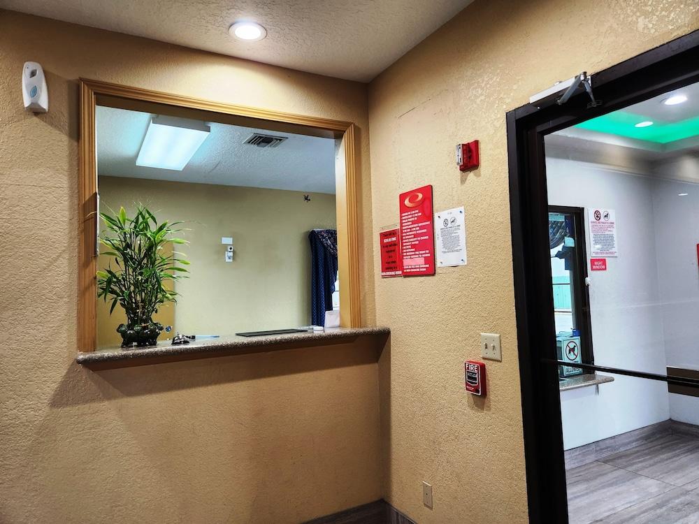 Express Inn Hobby photo 3