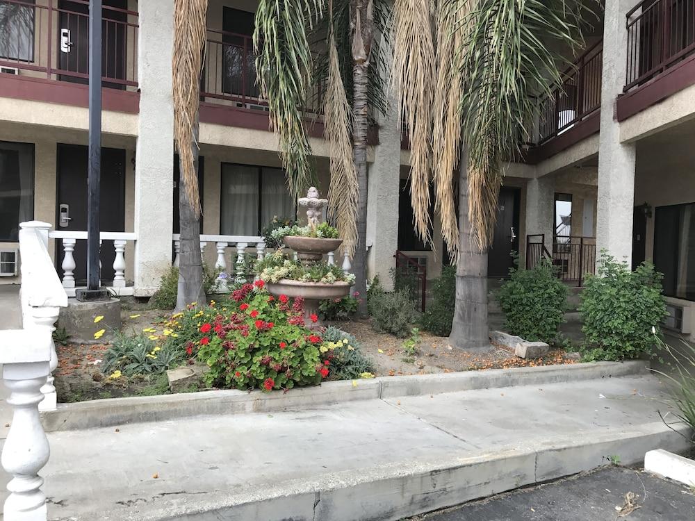 Castaic Inn Near Six Flags Magic Mountain photo 16