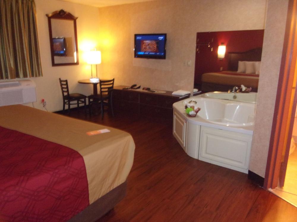 Econo Lodge Kent - Akron West photo 16